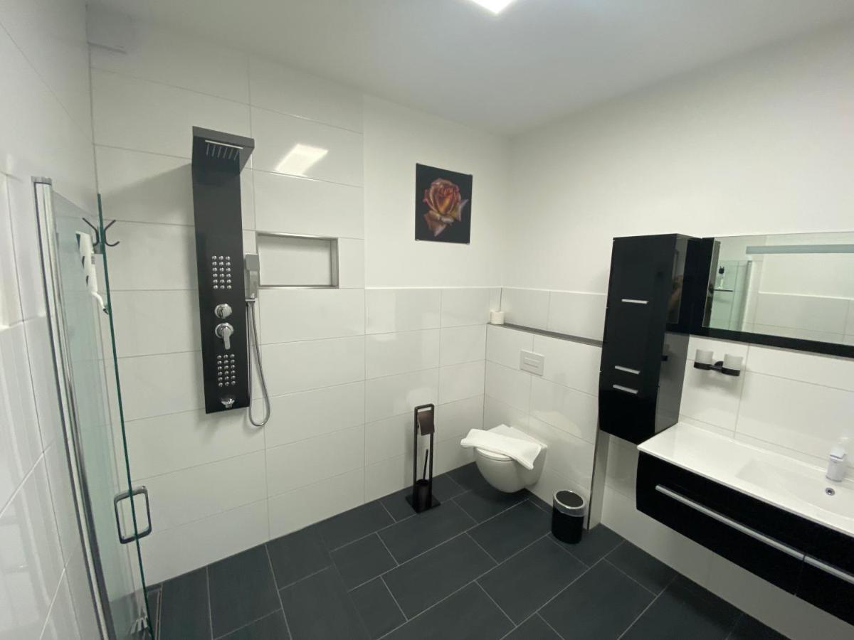 Apartments Saaldorf-Ferienhaus mit 6 separaten Apartments 45qm-120qm Bad Lobenstein Exterior foto